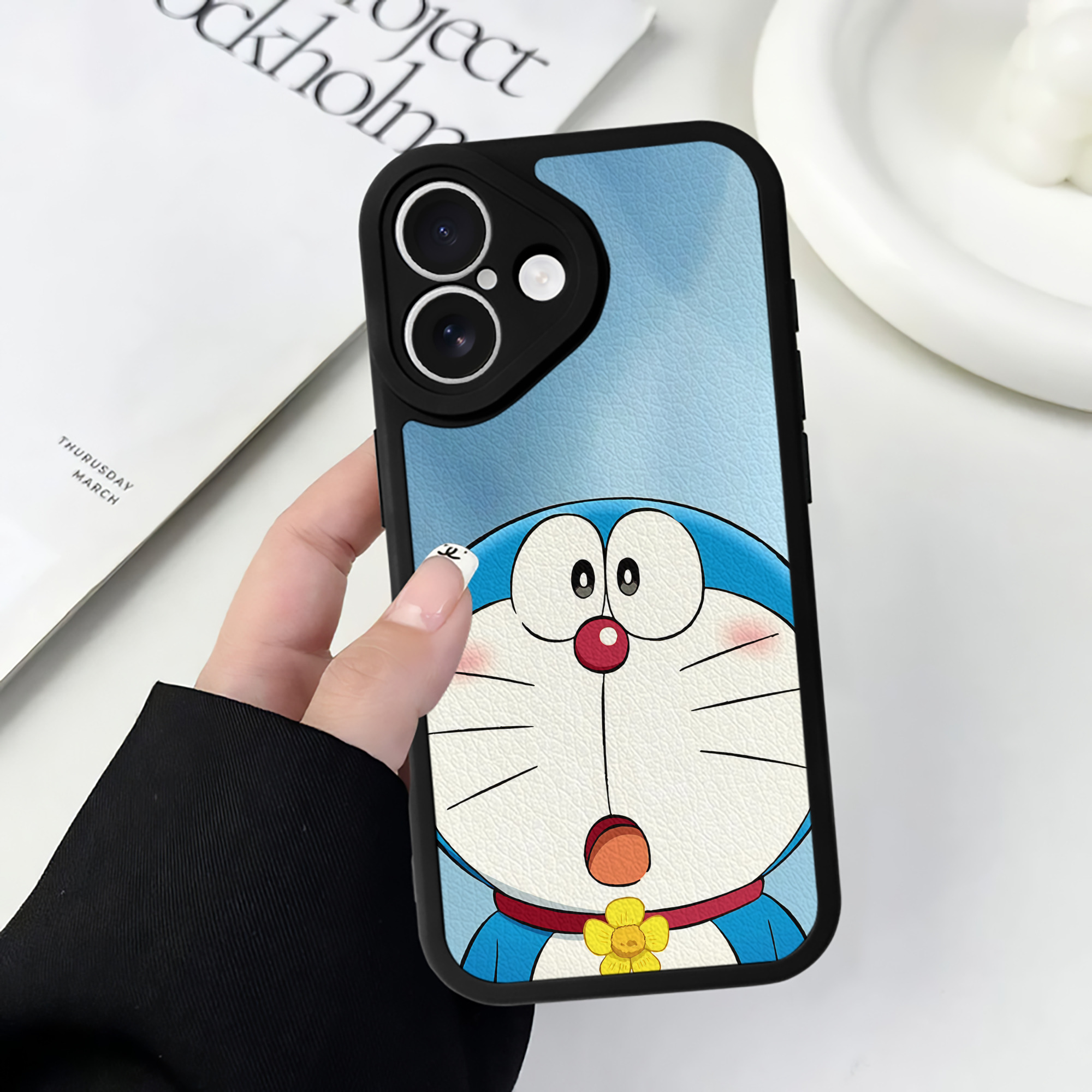 （画像用） ドラえもん Doraemon 【iPhone 16シリーズ対応】シリコンスマホケース（レザー調） 材質：シリコン